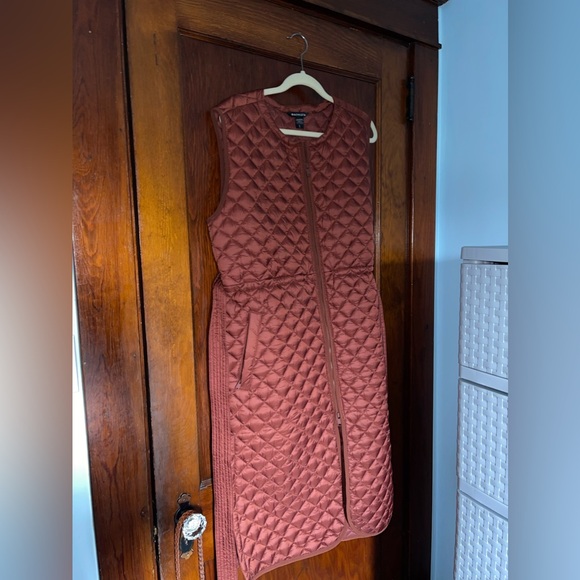 ATHLETA whisper featherless long puffer belted vest in copper Mahogany - Picture 2 of 9